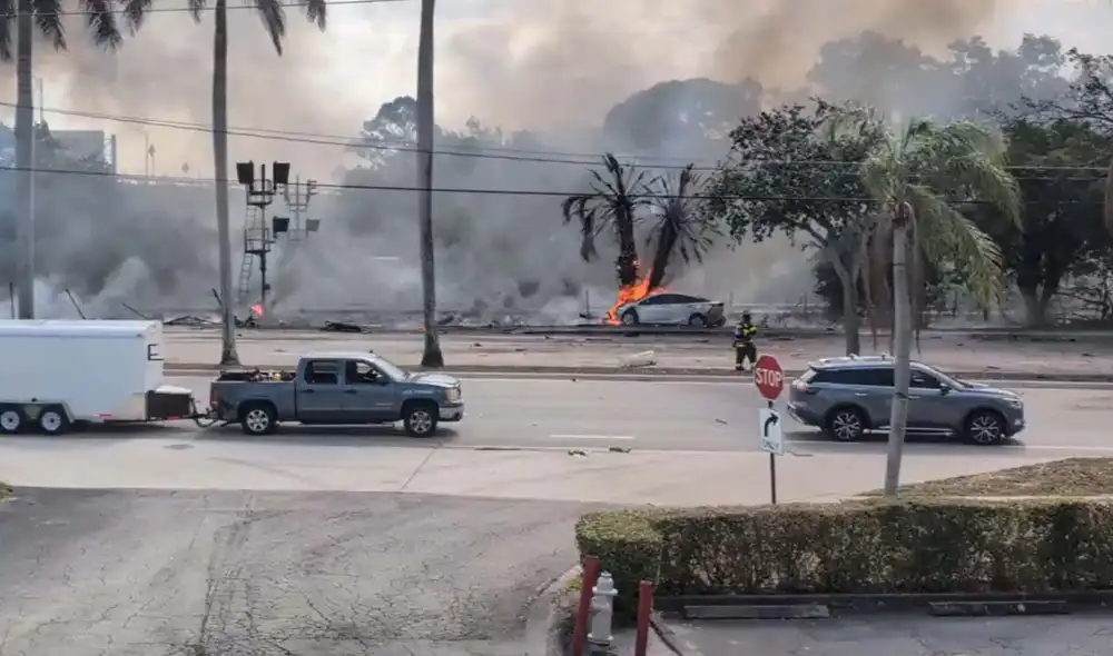 La policía dice que un pequeño avión se estrelló el viernes por la mañana en Boca Ratón, Florida. Foto: BNO News