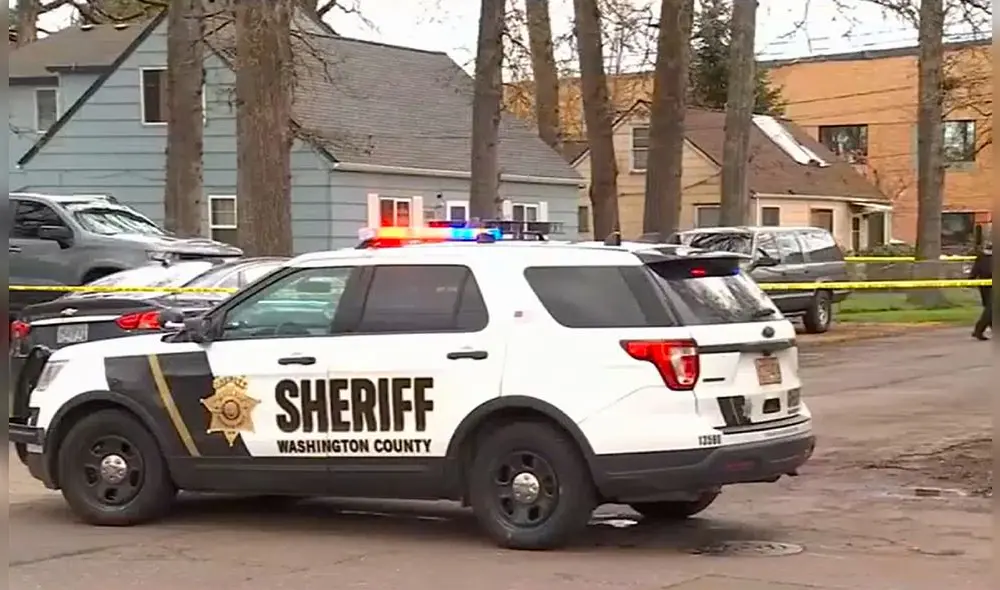 Agentes de la Unidad de Crímenes Violentos de la Oficina del Sheriff de Washington lideran el caso y piden la colaboración de la comunidad para obtener información útil. Foto: Fox 12 Oregon Agentes de la Unidad de Crímenes Violentos de la Oficina del Sheriff de Washington lideran el caso y piden la colaboración de la comunidad para obtener información útil. Foto: Fox 12 Oregon