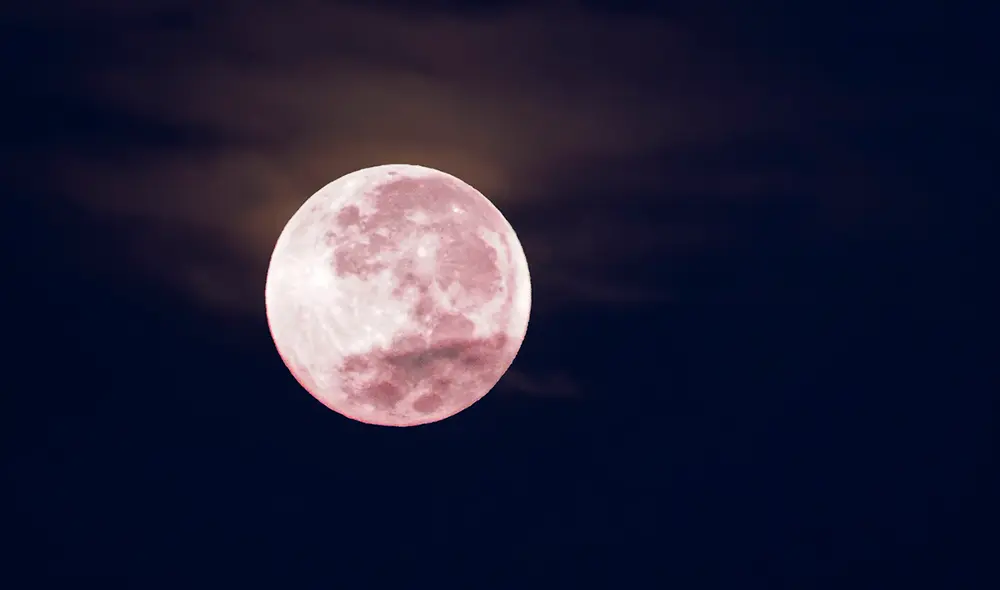 La Luna Rosa de 2025 será podrá ver en su punto máximo el 13 de abril. Foto: IStock