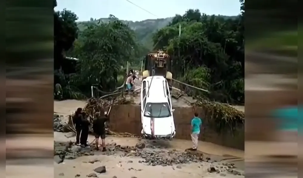 Auto cae en quebrada por colapso de puente en Cajamarca tras intensas lluvias. Foto: Canal N.