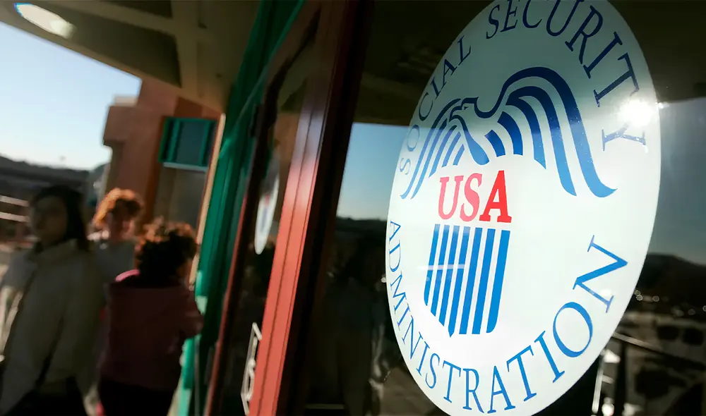 La SSA clasifica como “estar fuera del país” cualquier ausencia de más de 30 días consecutivos de los 50 estados, el Distrito de Columbia o territorios estadounidenses. Foto: Telemundo 51 La SSA clasifica como “estar fuera del país” cualquier ausencia de más de 30 días consecutivos de los 50 estados, el Distrito de Columbia o territorios estadounidenses. Foto: Telemundo 51