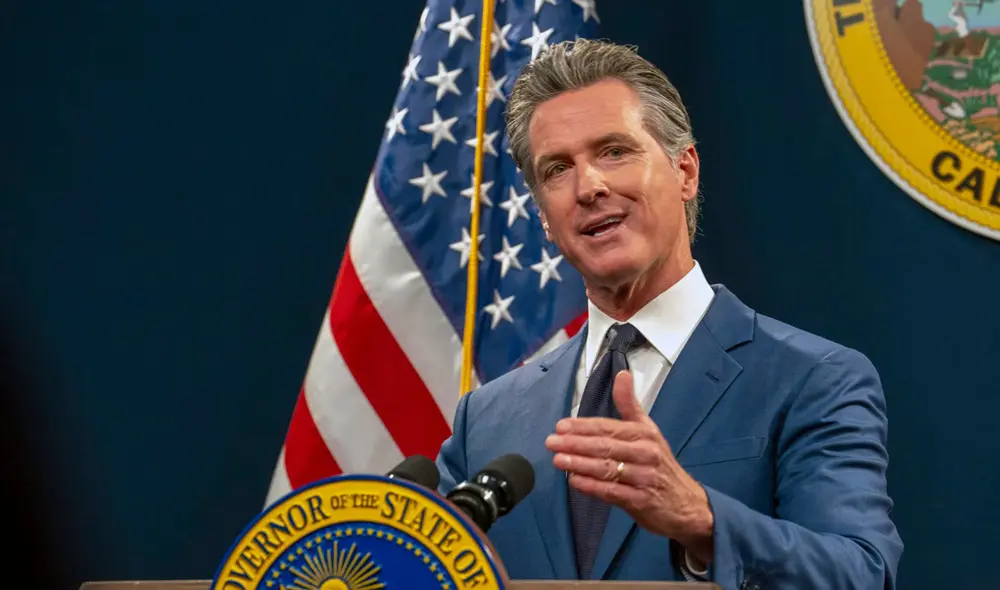 La Ley SB 1100 firmada por Gavin Newsom en California prohíbe a los empleadores discriminar por la falta de una licencia de conducir. Foto: WSJ