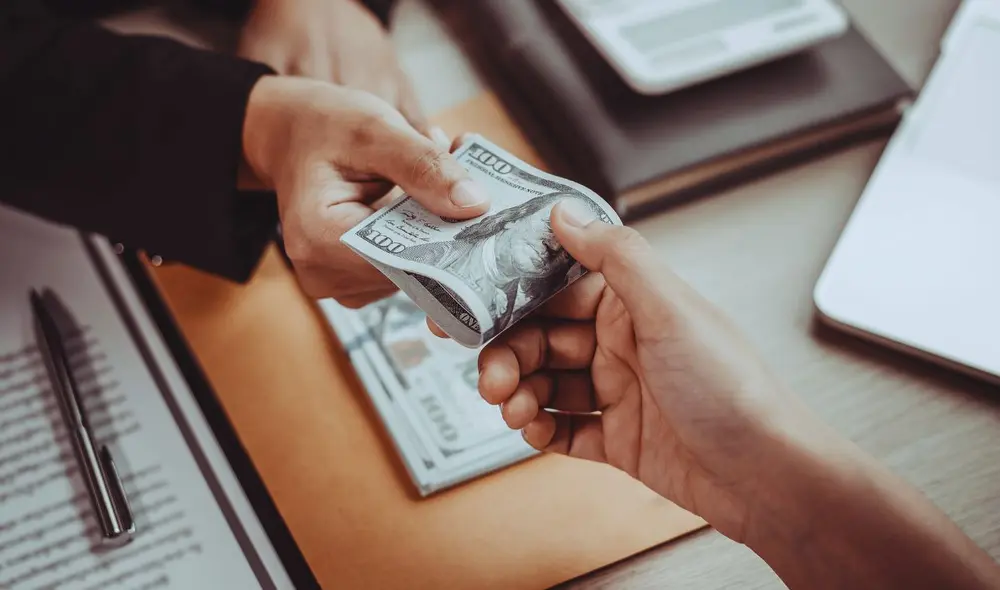 Esta medida responde a un plan aprobado en 2020 que establece incrementos progresivos hasta alcanzar los 15 dólares por hora en 2026. Foto: 89Stocker.