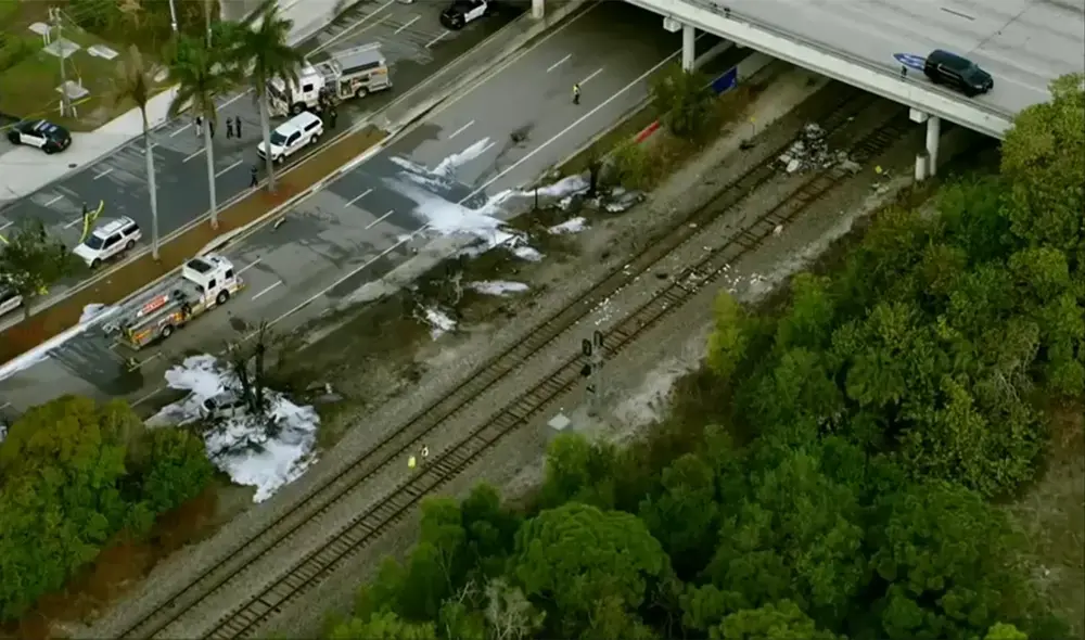 Aunque la razón del accidente aéreo aún es incierta, la policía de Boca Ratón informó que la avioneta "tenía problemas para mantener el control". Foto: Fox News. Aunque la razón del accidente aéreo aún es incierta, la policía de Boca Ratón informó que la avioneta "tenía problemas para mantener el control". Foto: Fox News.