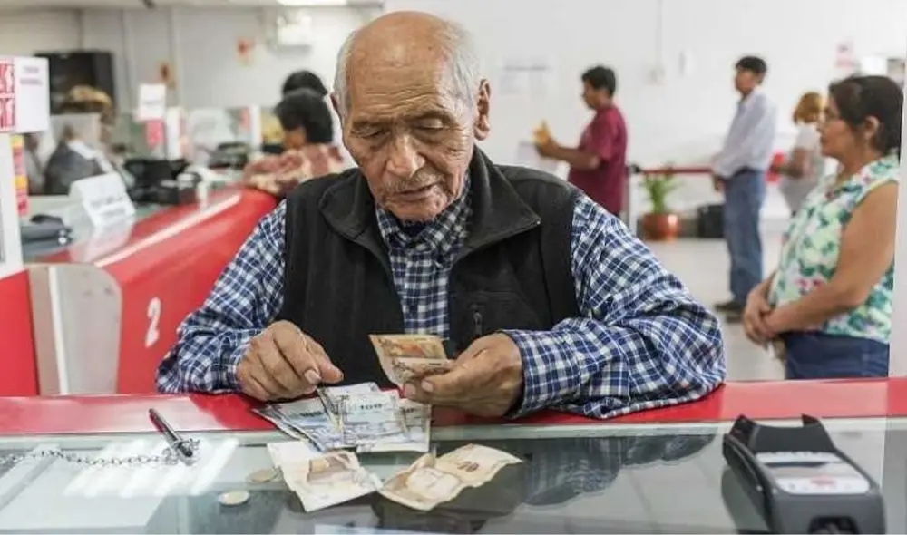 Los jubilados de la ONP pueden acceder al aumento en sus pensiones si cumplen con determinada edad. Foto: composición LR/Andina