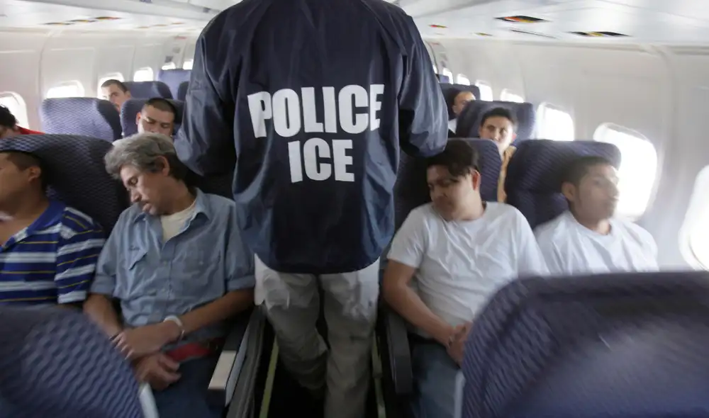 Inmigrantes viajan encadenados y sin asistencia en vuelos de deportación operados por aerolíneas privadas bajo contrato con ICE. Foto: composición LR/EL País Inmigrantes viajan encadenados y sin asistencia en vuelos de deportación operados por aerolíneas privadas bajo contrato con ICE. Foto: composición LR/EL País