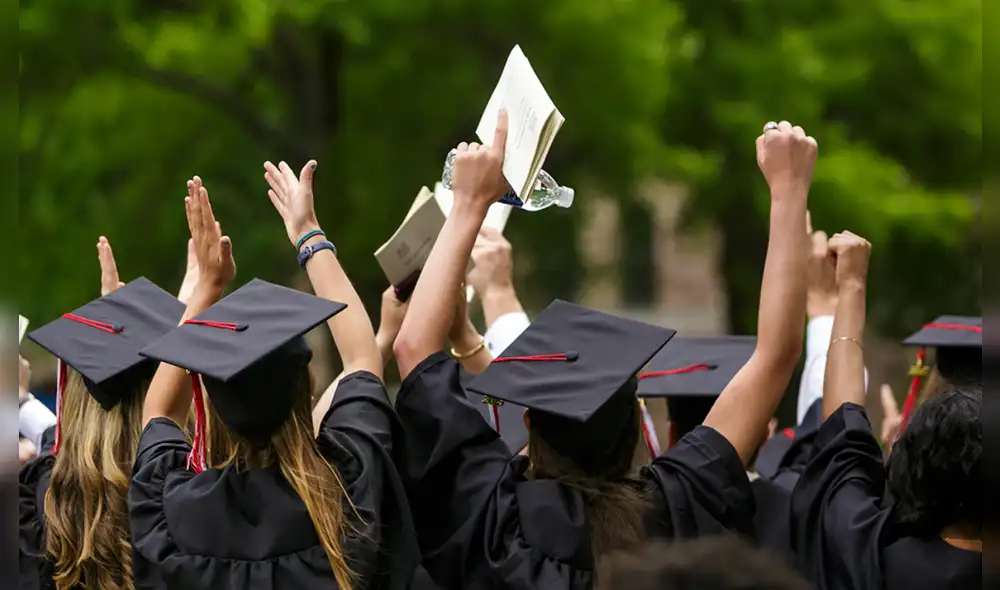 La propuesta busca beneficiar a miles de jóvenes egresados que no han podido titularse por problemas económicos. Foto: Centro de Opinión Pública UVM La propuesta busca beneficiar a miles de jóvenes egresados que no han podido titularse por problemas económicos. Foto: Centro de Opinión Pública UVM
