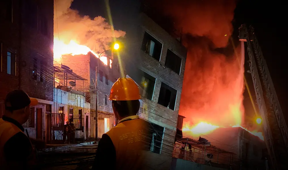 Alrededor de 44 unidades del Cuerpo General de Bomberos atienen la emergencia en Barrios Altos. Foto: Composición LR