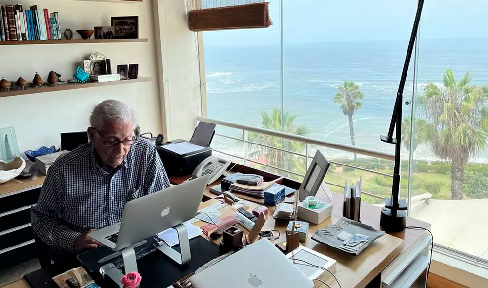 Mario Vargas Llosa pasaba largas horas al frente del mar que lo inspiraron a escribir sus más notables obras literarias. Foto: X/ @alvarovargasll