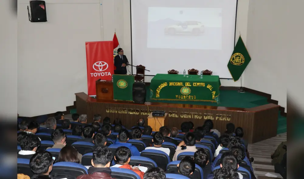 Estudiantes UNCP conocen autos eléctricos de Toyota y nuevas tecnologías para movilidad sostenible. Fuente: Difusión. Estudiantes UNCP conocen autos eléctricos de Toyota y nuevas tecnologías para movilidad sostenible. Fuente: Difusión.