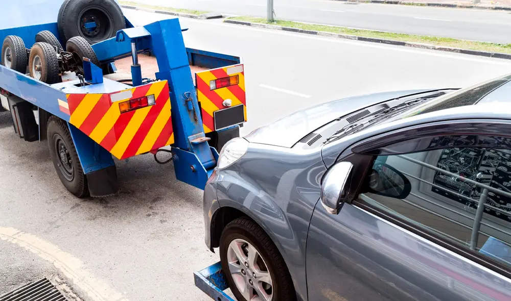 Las grúas en Florida remolcan autos principalmente por estacionamiento ilegal, obstrucción de tráfico o en espacios reservados sin permiso. Foto: Freepik Las grúas en Florida remolcan autos principalmente por estacionamiento ilegal, obstrucción de tráfico o en espacios reservados sin permiso. Foto: Freepik