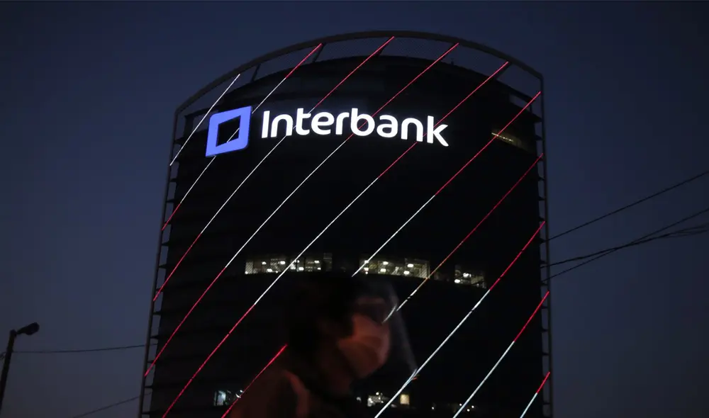 Interbank estableció que los usuarios que mantengan un saldo promedio específico deberán pagar comisiones. Foto: Andina