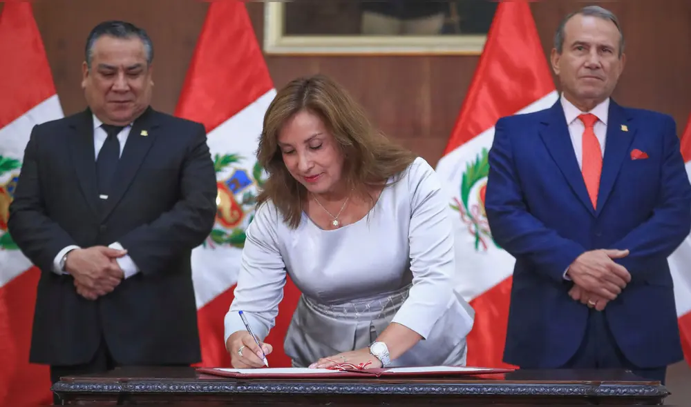 Dina Boluarte firmó la ley que impone mayor control estatal sobre ONG y modifica funciones de la APCI. | Foto: Presidencia.