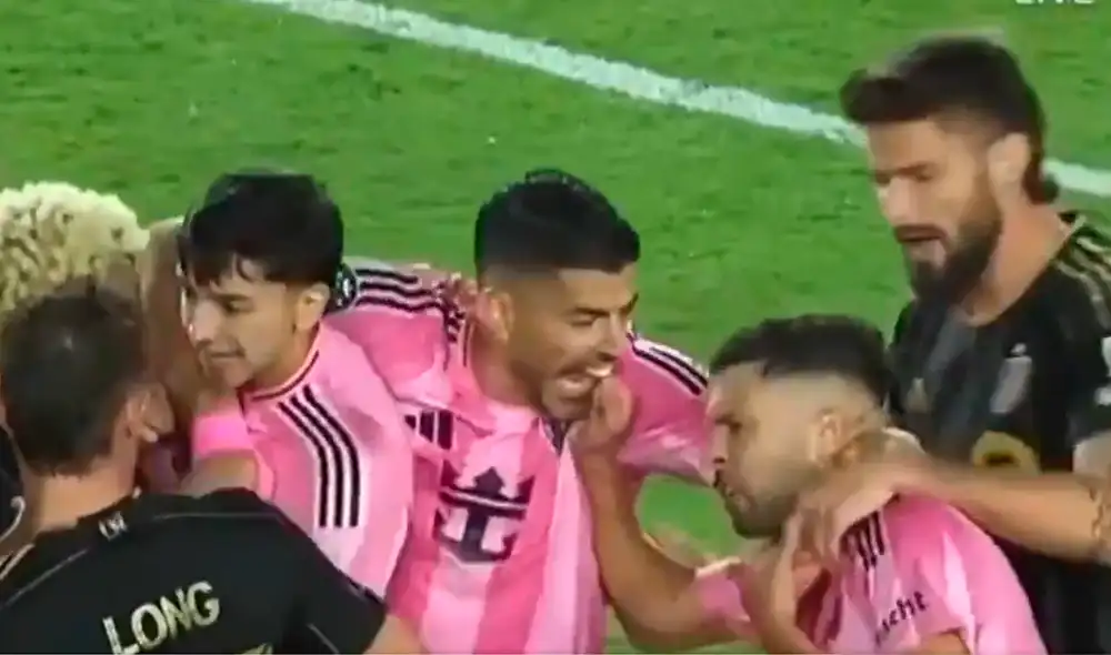 Esta no es la primera vez que Luis Suárez muerde a otro futbolista en pleno partido. Foto: captura FS1