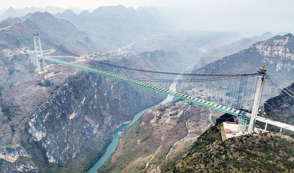 China construye el puente más alto jamás registrado: una megaestructura de acero que unirá zonas clave de Guizhou y reducirá los tiempos de traslado de una hora a un minuto. Foto: Xinhua China construye el puente más alto jamás registrado: una megaestructura de acero que unirá zonas clave de Guizhou y reducirá los tiempos de traslado de una hora a un minuto. Foto: Xinhua