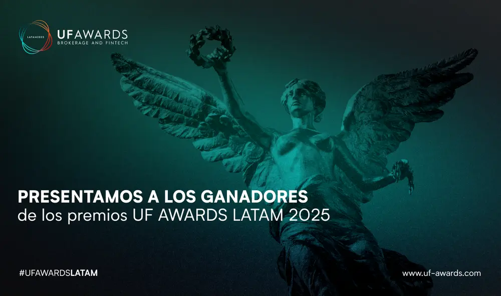 Ganadores de UF AWARDS LATAM 2025 celebran en el Traders Arena durante la iFX EXPO en Ciudad de México.