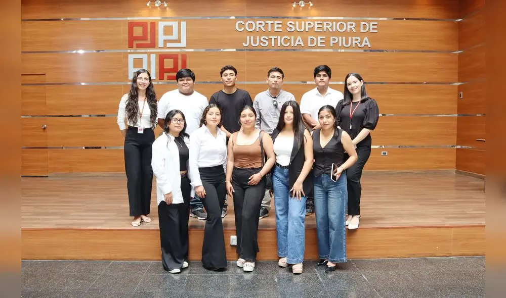 Estudiantes de Derecho UCV en la Corte de Piura, guiados por operadores judiciales durante su visita.