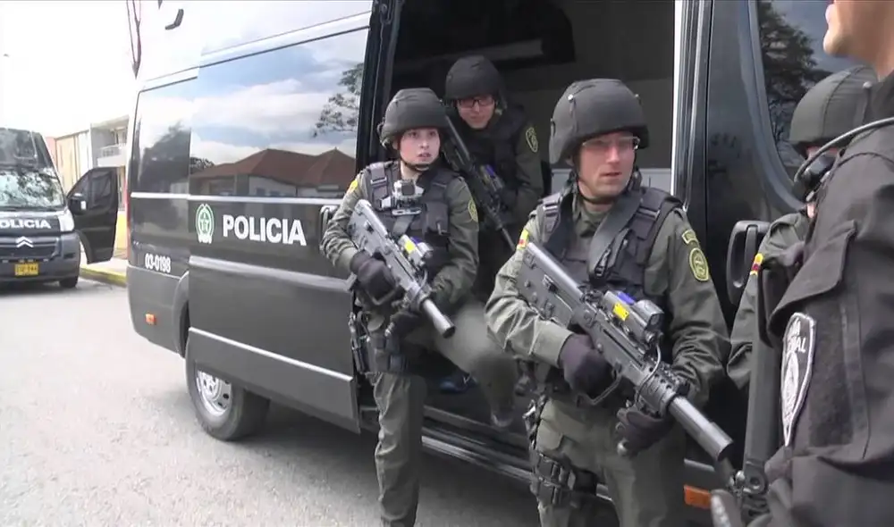 La Fiscalía les imputó a los detenidos los delitos de concierto para delinquir agravado, tráfico de migrantes y falsedad material en documento público. Foto: Policía Nacional de Colombia.