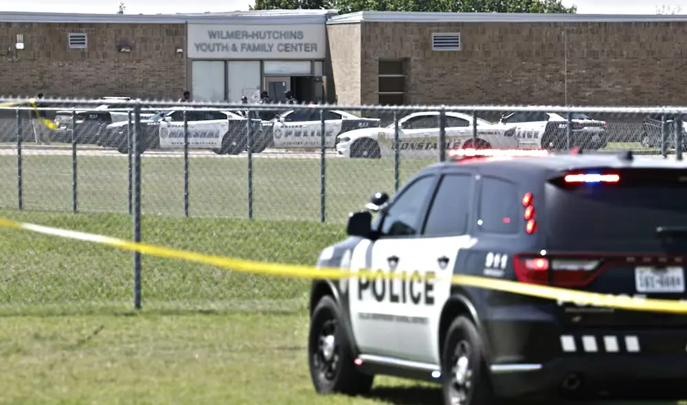 Autoridades de Dallas respondieron rápidamente al campus, evacuando a los estudiantes hacia el estadio de fútbol. Foto: The Dallas Morning News