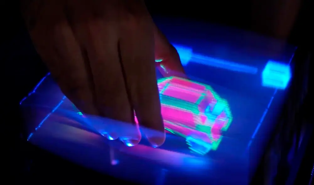 Una nueva pantalla 3D llamada FlexiVol  permite acceder a los hologramas e interactuar con ellos al estilo de ciencia ficción. Foto: Captura/UpnaLab