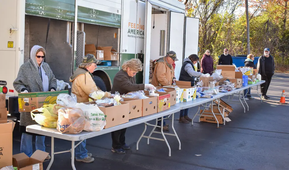 Los bancos de alimentos en Florida juegan un papel crucial al ofrecer asistencia alimentaria gratuita a personas y familias con dificultades económicas. Foto: Feeding America Los bancos de alimentos en Florida juegan un papel crucial al ofrecer asistencia alimentaria gratuita a personas y familias con dificultades económicas. Foto: Feeding America