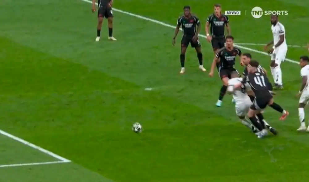 El árbitro decidió no convalidar el penal y quitarle la amarilla a Rice. Foto: TNT Sports El árbitro decidió no convalidar el penal y quitarle la amarilla a Rice. Foto: TNT Sports