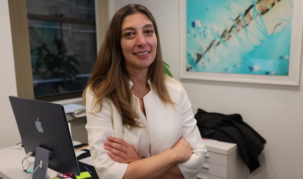 Nicole Micheroni, abogada, recibió un correo del DHS ordenándole autodeportarse, revelando fallos en la comunicación del gobierno. Foto: The Boston Globe