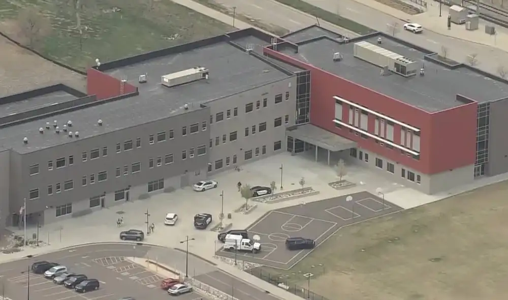 La sospechosa fue detenida y enfrenta cargos por asalto agravado, mientras que la escuela de Aurora confirma que se están implementando medidas de seguridad adicionales. Foto: Denver7