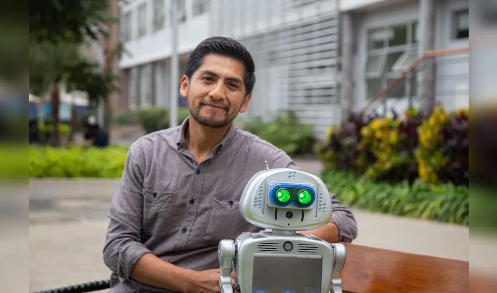 Profesor Walter Velásquez y Kipi, la robot: Foto: Difusión.