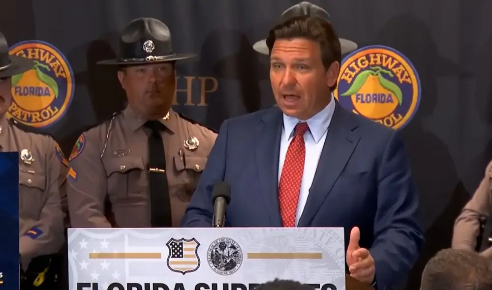 El miércoles, Ron DeSantis y funcionarios de Florida Highway and Safety Motor Vehicles abogaron por aumentos salariales para las fuerzas del orden. Foto: Captura WPEC. El miércoles, Ron DeSantis y funcionarios de Florida Highway and Safety Motor Vehicles abogaron por aumentos salariales para las fuerzas del orden. Foto: Captura WPEC.