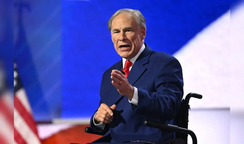 Manifestantes con camisetas rojas llenaron el Capitolio de Texas mientras legisladores debatían la creación de cuentas de ahorro educativas y el mayor aumento de fondos escolares en la historia del estado. Foto: AFP