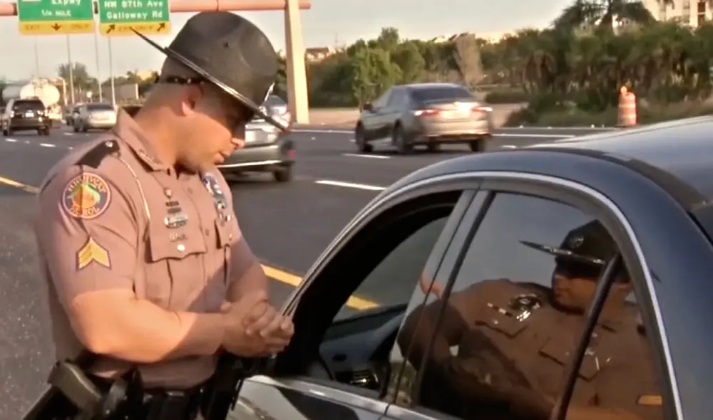 La normativa, impulsada por la senadora Erin Grall, propone multas más altas y exige el uso de sistemas de manos libres en Florida. Foto: Univisión La normativa, impulsada por la senadora Erin Grall, propone multas más altas y exige el uso de sistemas de manos libres en Florida. Foto: Univisión