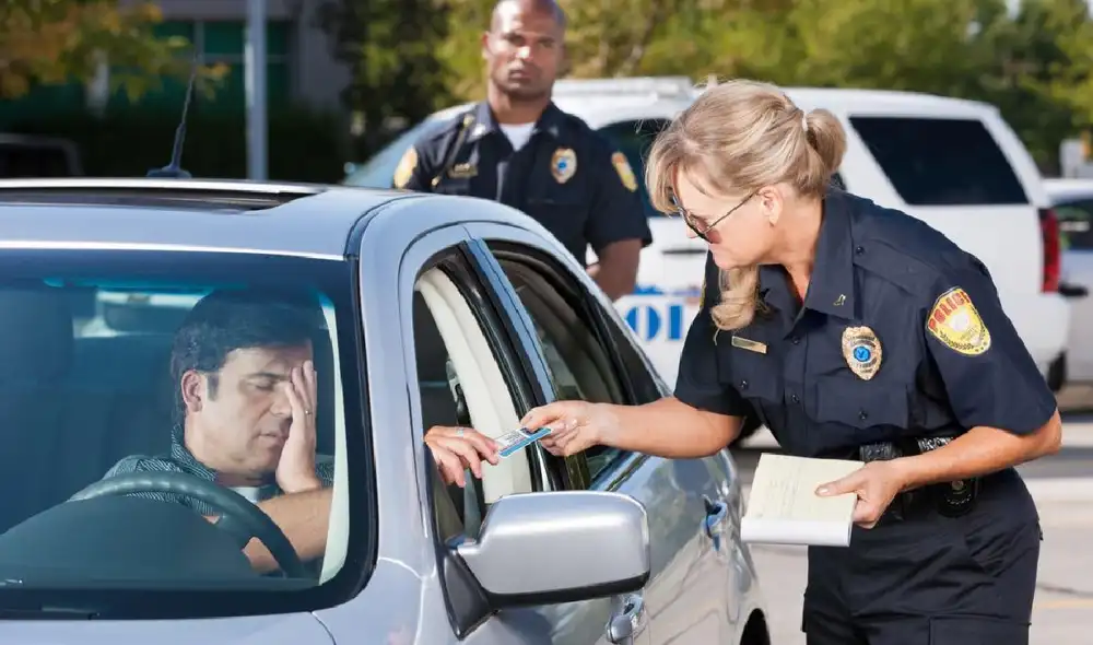 Conducir sin licencia en Florida es una infracción grave que conlleva sanciones severas, incluyendo multas y penas de cárcel. Foto: AOL