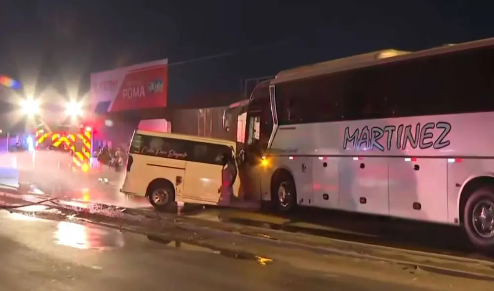 Los bomberos echaron agua al minivan para evitar una explosión tras el accidente en Panamericana Sur. Foto: Canal N