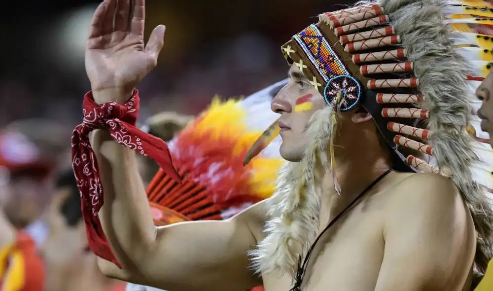 La legislación HB 1237 busca promover un ambiente escolar inclusivo al eliminar representaciones de tribus nativas americanas. Foto:  CBS 17