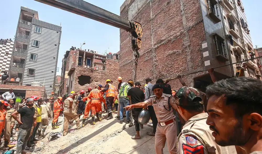 La tragedia ocurrió de madrugada en el noreste de Nueva Delhi, una zona habitada en su mayoría por personas migrantes provenientes. Foto: El Sol de México. La tragedia ocurrió de madrugada en el noreste de Nueva Delhi, una zona habitada en su mayoría por personas migrantes provenientes. Foto: El Sol de México.