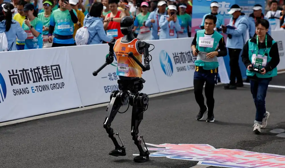 Robots humanoides participaron de la primera maratón de la categoría en China. Foto: BBC