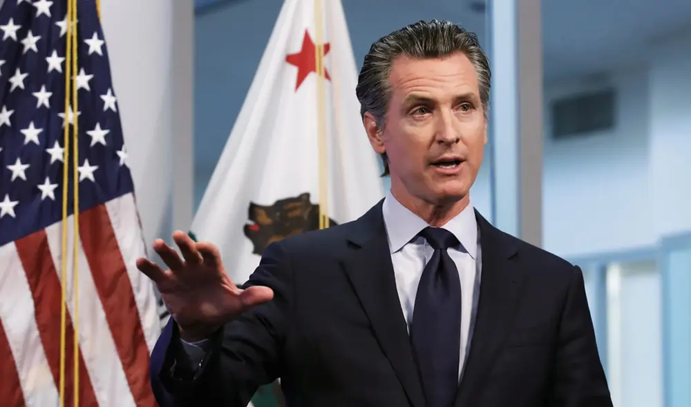 El gobernador de California, Gavin Newsom, firmó la Ley SB 1100, que prohíbe exigir una licencia de conducir para empleos donde no sea necesaria, facilitando así el acceso laboral. Foto: Wired