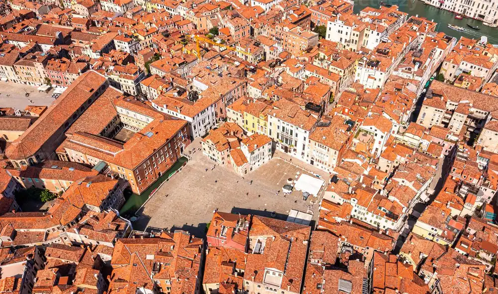 El techado tradicional en una ciudad de Italia permite a las casas conservar una temperatura agradable en temporadas de frío extremo. Foto: Veectezy
