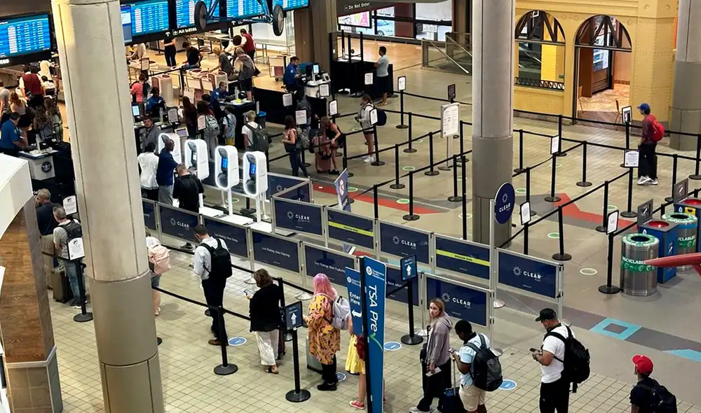 El Aeropuerto Internacional de Pittsburg instalará señales visuales en puntos estratégicos del aeropuerto para orientar a los pasajeros de manera clara y accesible durante los nuevos procedimientos. Foto: Pittsburgh Post - Gazzette El Aeropuerto Internacional de Pittsburg instalará señales visuales en puntos estratégicos del aeropuerto para orientar a los pasajeros de manera clara y accesible durante los nuevos procedimientos. Foto: Pittsburgh Post - Gazzette