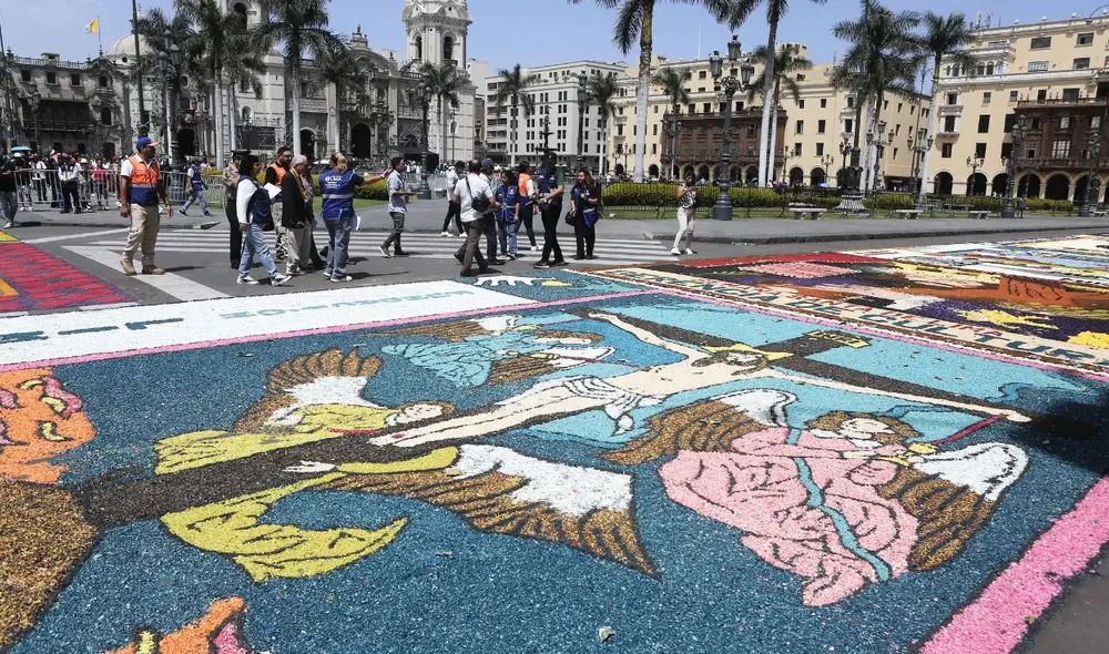 Alfombras florales reciben a fieles en la Plaza Mayor de Lima. Foto: Marco Cotrina Alfombras florales reciben a fieles en la Plaza Mayor de Lima. Foto: Marco Cotrina