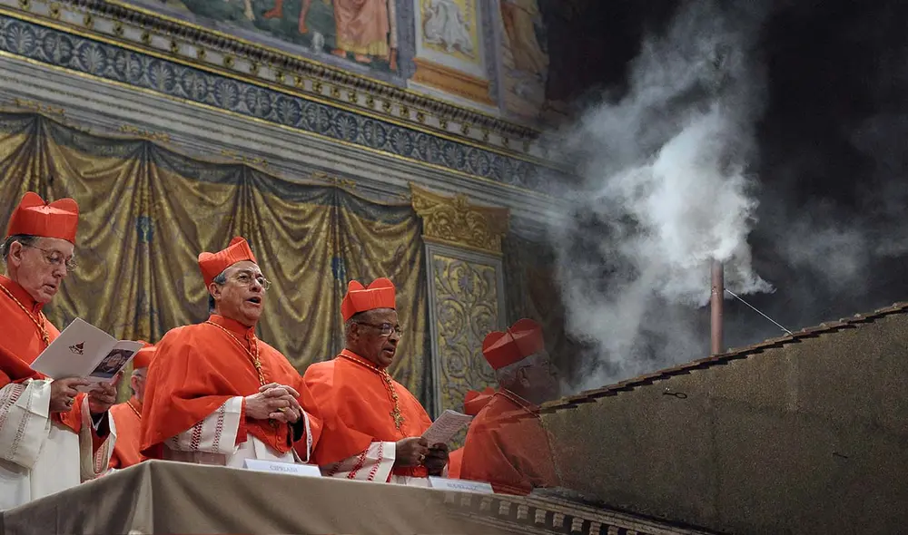Con la muerte del papa Francisco a los 88 años, la Iglesia católica inicia un periodo de sede vacante y se prepara para un nuevo cónclave para elegir al sucesor. Foto: composición LR/AFP