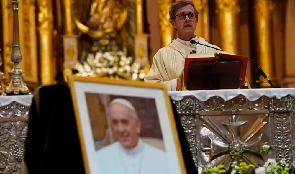 Arzobispo Jorge Ignacio García Cuerva oficia emotiva misa en memoria del papa Francisco en la Catedral Metropolitana de Buenos Aires. Foto: La Nación