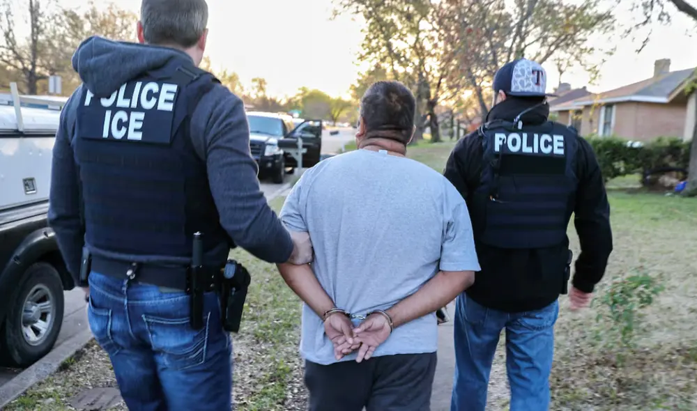 Esta normativa del DHS exige a inmigrantes mayores de 14 años que permanezcan más de 30 días en el país registrarse y presentar huellas dactilares. Foto: El País