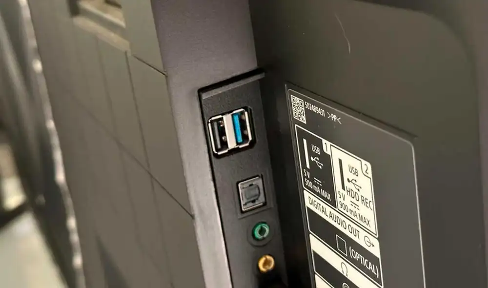 Los puertos USB del televisor tienen varias funciones. Conócelas. Foto: Xataka