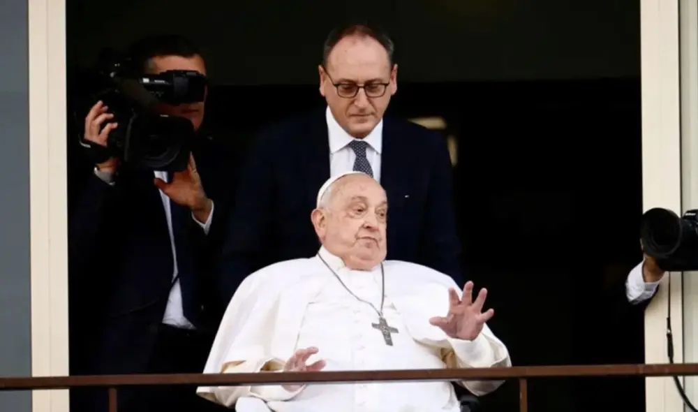 Francisco y su enfermero personal Massimiliano Strappetti. Foto: AFP