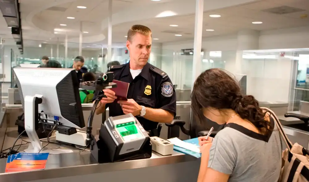 Algunos viajeros ya usan celulares sin datos personales para evitar que la CBP acceda a sus redes sociales al ingresar a Estados Unidos. Foto: Media Library