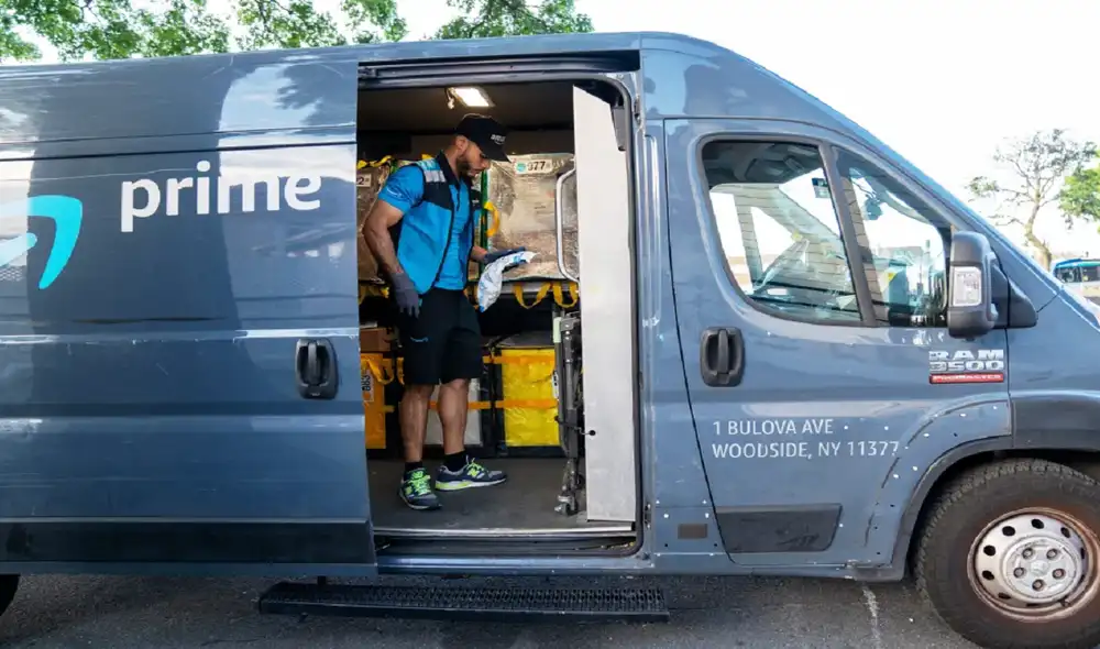 Los repartidores de Amazon deben evitar ingresar a propiedades privadas y siempre deben seguir los protocolos de seguridad de la empresa. Foto: EFE Los repartidores de Amazon deben evitar ingresar a propiedades privadas y siempre deben seguir los protocolos de seguridad de la empresa. Foto: EFE