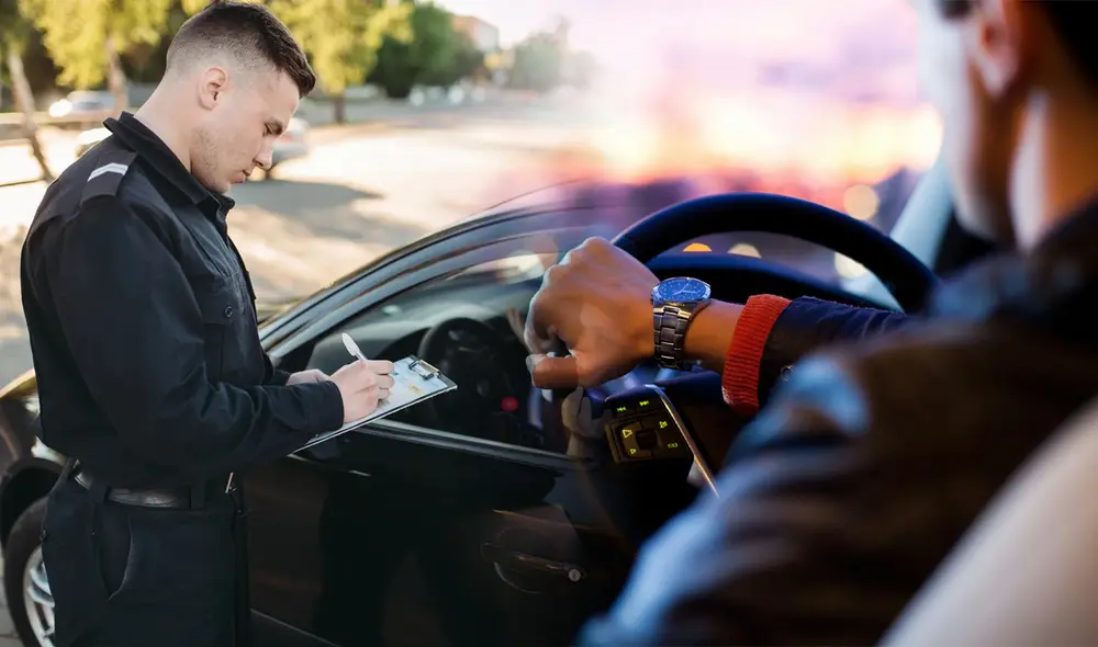 California prioriza la seguridad vial y el uso del cinturón de seguridad es obligatorio para todos los ocupantes de un vehículo, según la Sección 27315 del Código de Vehículos. Foto: composición LR/ Freepik