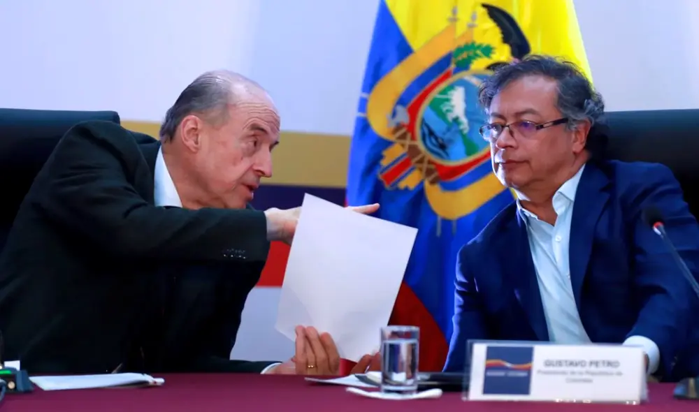 El excanciller alerta sobre el descontento creciente en el gobierno y la ciudadanía, señalando que personalidades cercanas al presidente lo han alejado de su papel constitucional, debilitando la institucionalidad. Foto: EFE El excanciller alerta sobre el descontento creciente en el gobierno y la ciudadanía, señalando que personalidades cercanas al presidente lo han alejado de su papel constitucional, debilitando la institucionalidad. Foto: EFE